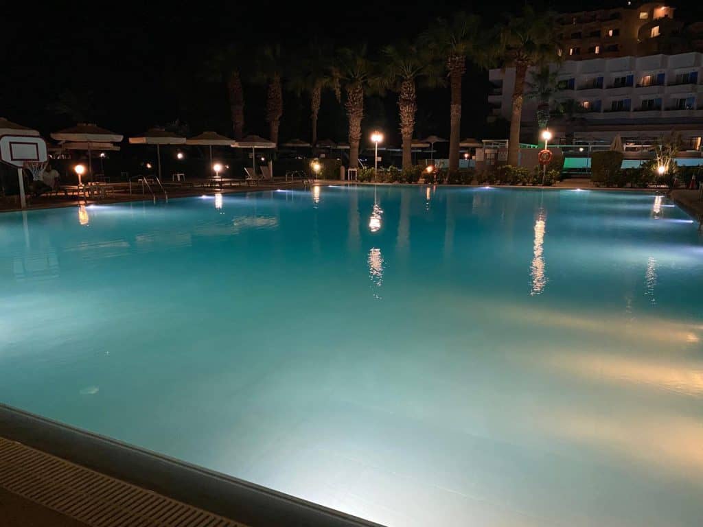 בריכה במלון Blue seach beach resort